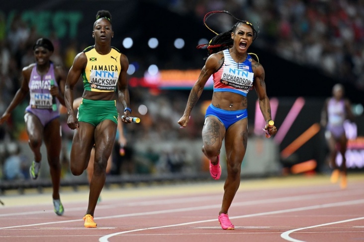 Женская сборная США выиграла эстафету 4х100 метров на чемпионате мира ...