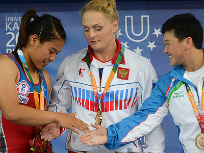Оксана Сливенко (в центре)