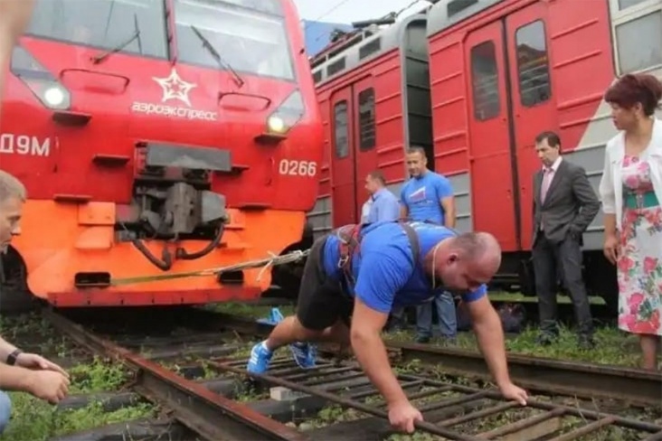 Силач-рекордсмен Савкин сдвинул поезд на два метра