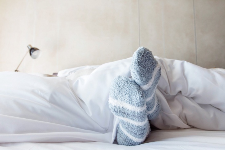 Почему полезнее спать в носках