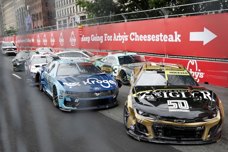 Во время уличной гонки NASCAR произошёл завал с участием восьми пилотов
