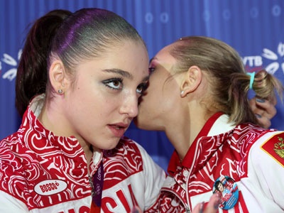 Алия Мустафина и Виктория Комова