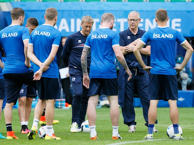 Ларс Лагербек с игроками сборной Исландии