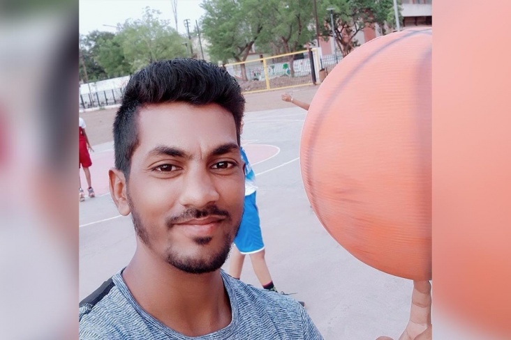 Индиец делает умелые трюки с баскетбольном мячом
