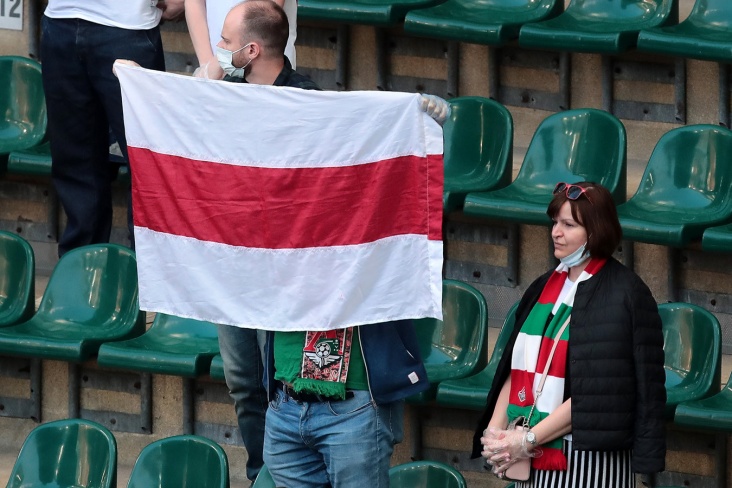 На стадионах запретили красно-белый флаг