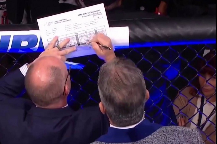 Судья UFC прямо в октагоне поменял своё решение
