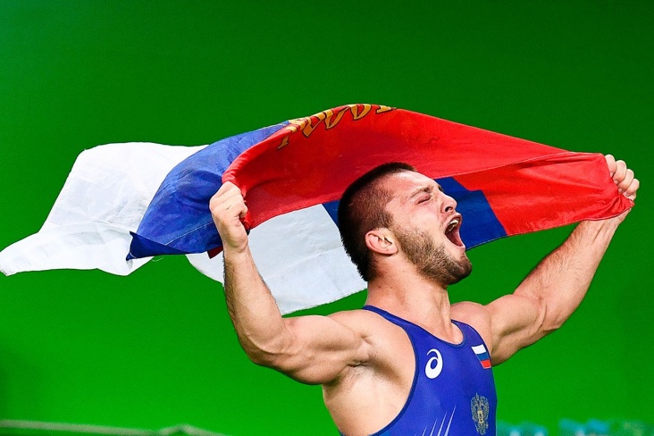 Российским спортсменам вернули флаг и гимн