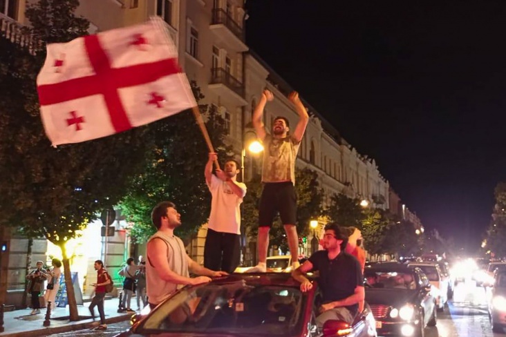 Как болельщики в Тбилиси праздновали успех сборной