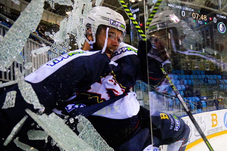 Венгерский хоккеист разбил защитное стекло