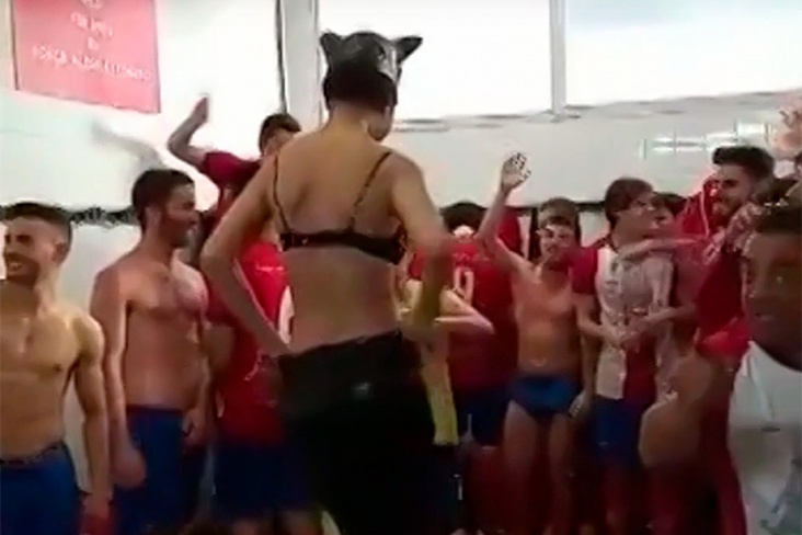 Стриптиз в раздевалке футбольной команды в Испании