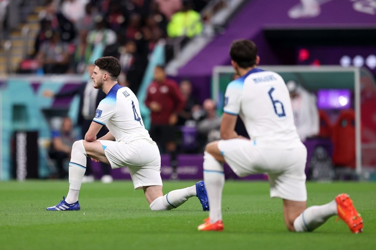 Преклонение колена игроками Англии