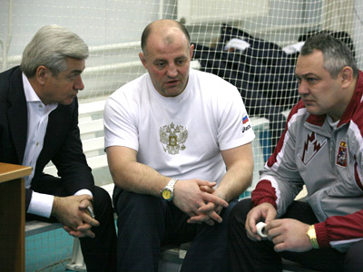 Юрий Голубовский (в центре)