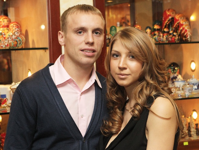 Денис Глушаков с супругой