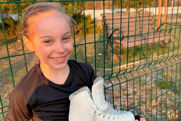 11-летняя ученица Плющенко на асфальте исполнила д