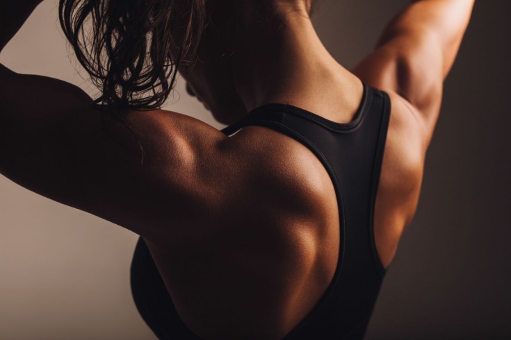 Как накачать красивую спину девушке — 4 эффективных упражнения в тренажёрном зале