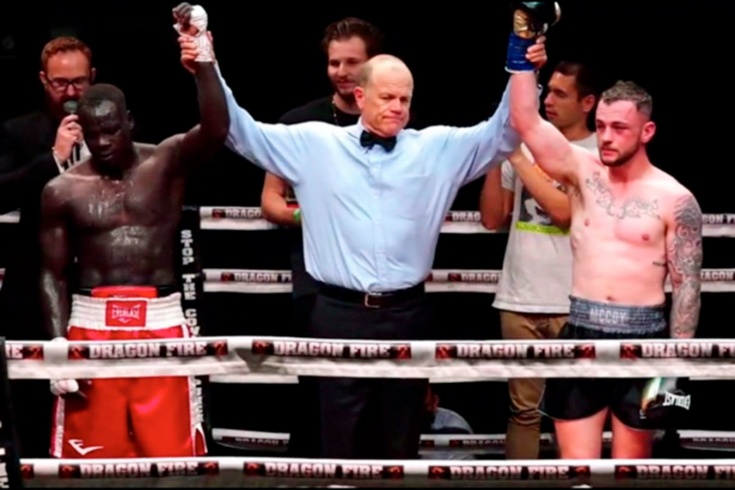 Видео забавного двойного нокдауна на вечере бокса в Австралии