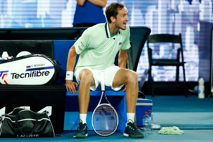 Полуфинал Australian Open Медведев – Циципас, россиянин наорал на судью после подсказок сыну со стороны отца грека