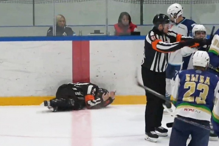В матче любительской лиги хоккеист избил судью, что случилось, видео эпизода