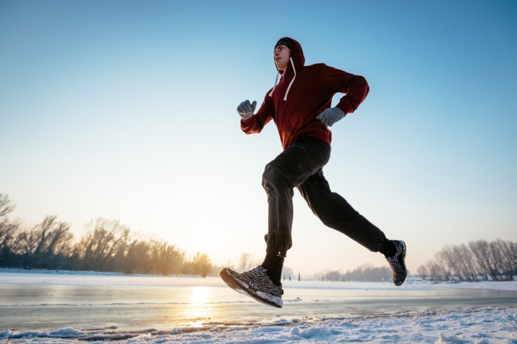 Как бегать в гололёд? Как избежать скольжения на пробежке? Экипировка, советы тренера