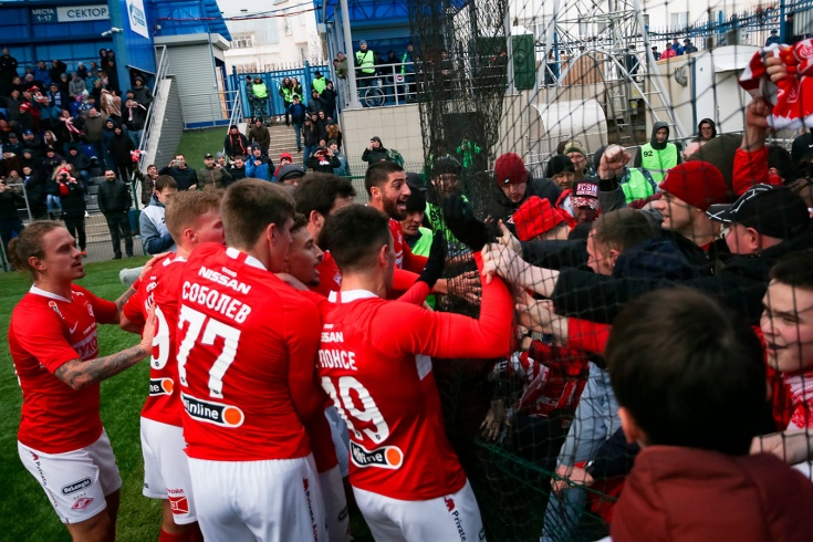 futbolnyh fanatov sazhayut za setku