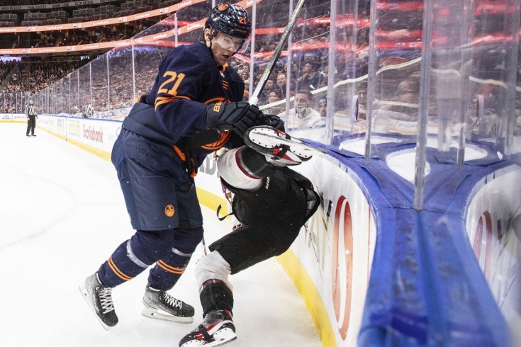 Российский нападающий НХЛ Клим Костин уложил на лёд американца, видео драки