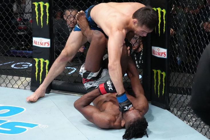 Кумир Казахстана закатал американца в канвас. Рекордсмен UFC просил у Номада пощады. Видео