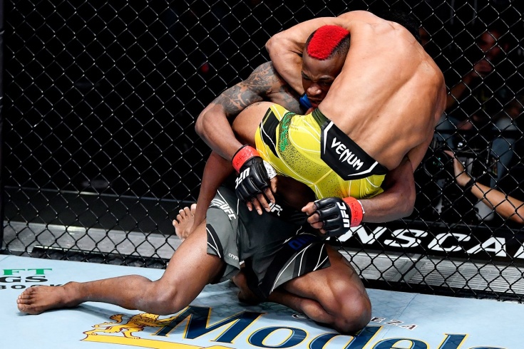 UFC Vegas 42: Рафаэль Алвес победил удушающим приёмом Марка Диакеси в первом раунде