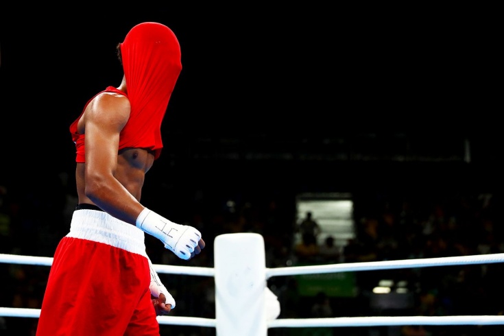 Боксёр начал драться с невидимым соперником во время боя. Его увезли в больницу. Видео