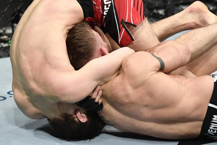 Саид Нурмагомедов удушающим (гильотина) победил Коди Стеманнна турнире UFC 270