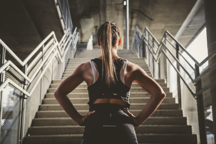 Можно ли похудеть, если ходить по лестнице? Упражнения и техника подъёма