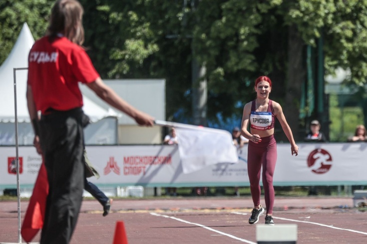 Александра Трусова выполнила второй юношеский разряд в прыжках в длину Чемпионат 