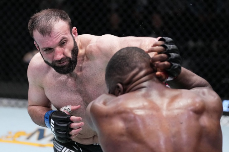 UFC Fight Night 203: Азамат Мурзаканов нокаутировал Тафона Нчакви летящим коленом в третьем раунде, видео
