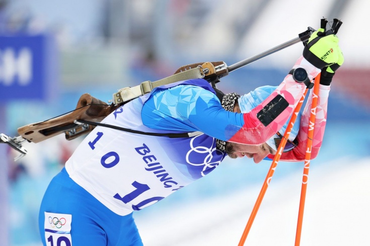Биатлон на зимней Олимпиаде — 2022: Максим Цветков стал четвёртым, Александр Логинов провалил гонку