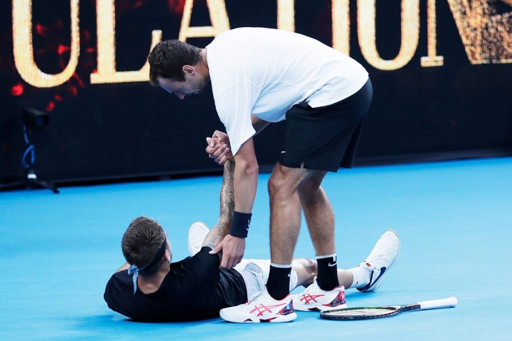 Драма на Australian Open – 2022: Роман Сафиуллин попал в сетку как лаки-лузер, но не дожал игрока, который не мог стоять