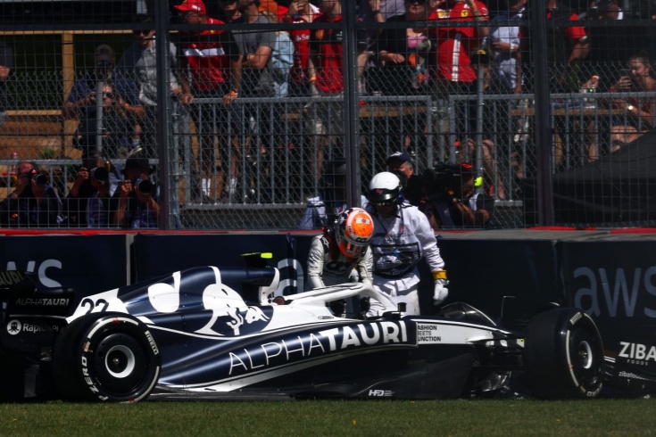 Гонщик «Альфа Таури» Юки Цунода попал в аварию на Гран-при Канады Формулы-1 сразу после пит-стопа — фото