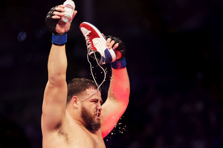 UFC 271: Тай Туйваса нокаутировал Деррика Льюиса во втором раунде