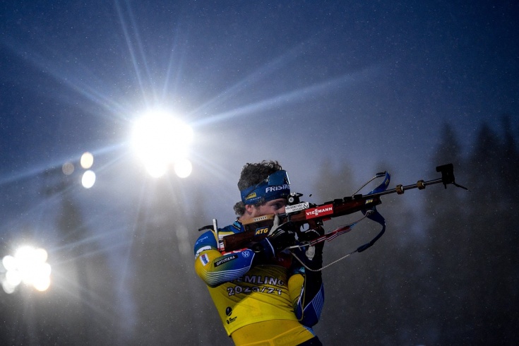 Скандал в мужской эстафете на Кубке мира: шведский биатлонист начал стрелять по мишеням норвежца
