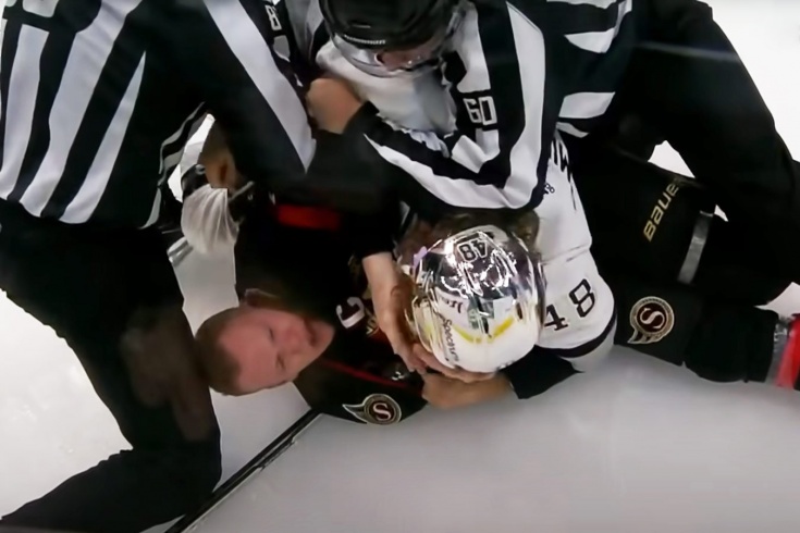 Брендан Лемье укусил Брэди Ткачука после драки в матче НХЛ, видео эпизода