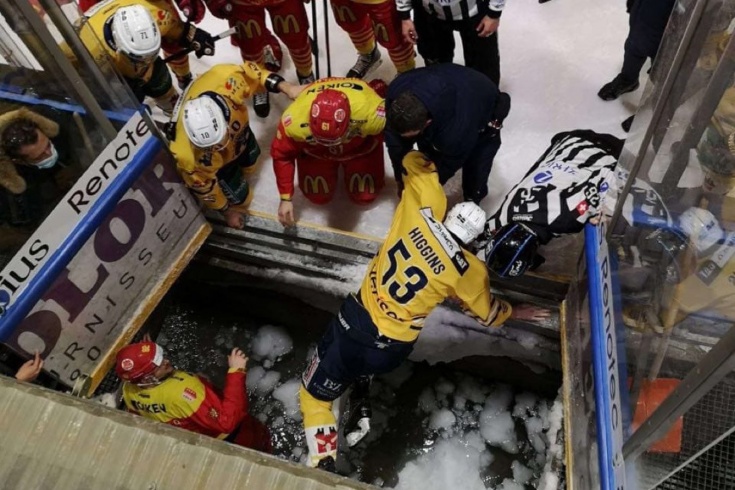Небывалый эпизод из матча чемпионата Швейцарии, два хоккеиста провалились под лёд, видео