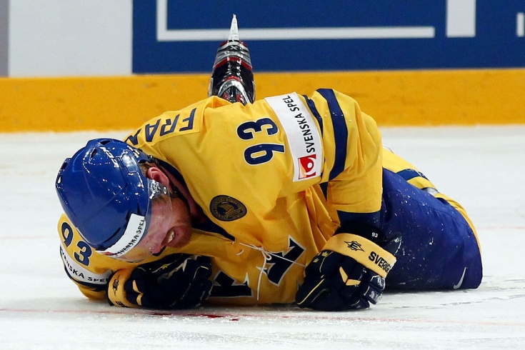 Как защитник сборной России Дмитрий Калинин разбил нос шведу Юхану Франзену на чемпионате мира по хоккею, видео