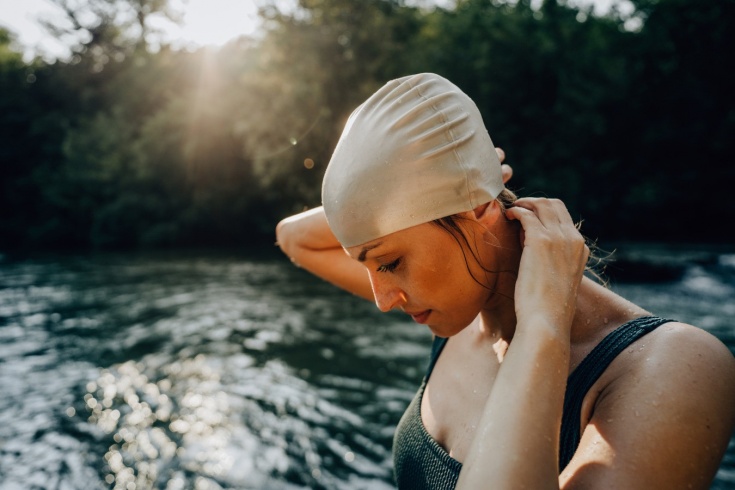 Как хлорированная вода влияет на волосы? Почему обязательно надевать шапочку в бассейн?