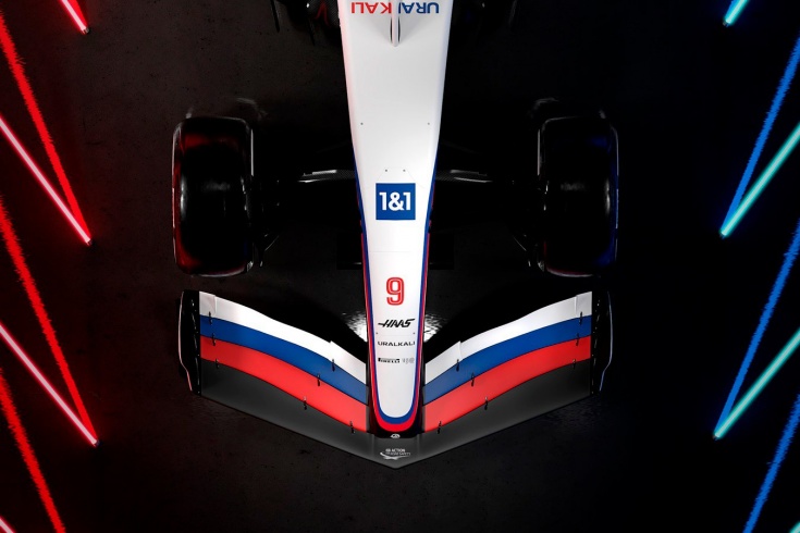 Болид Формулы-1 команды «Хаас» VF-22 раскрашен в цвета российского флага — комментарии, мнения о машине, фото