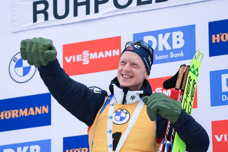 Йоханнес Бё выиграл масс-старт в Рупольдинге и получил золото в перчатках супергероя Халка — фото, результаты
