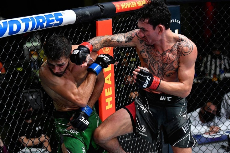 Макс Холлоуэй единогласным решением судей победил Яира Родригеса на турнире UFC Вегас 42, видео