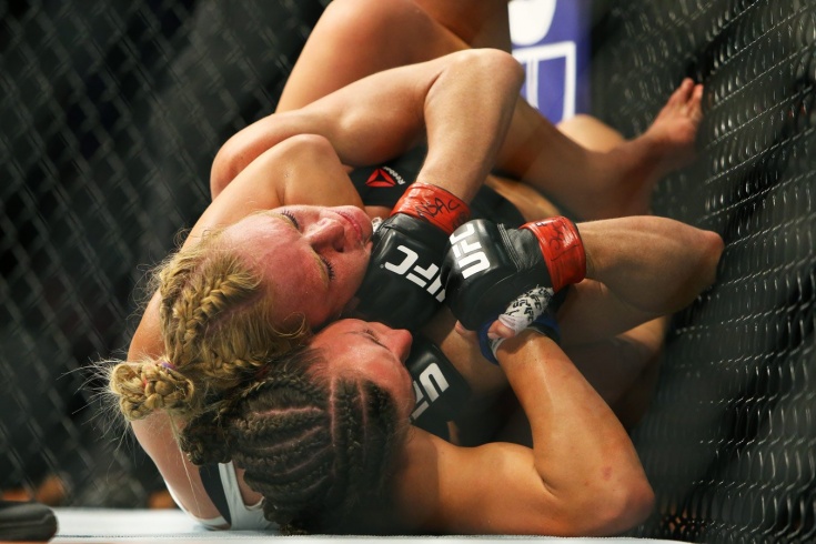 UFC 196: Миша Тейт совершила камбэк года, задушив Холли Холм в пятом раунде, и стала чемпионом UFC