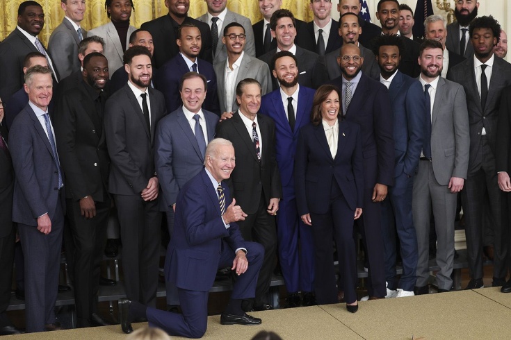 Президент США Джо Байден принял в Белом доме чемпионов НБА 2022 года, «Голден Стэйт Уорриорз», Стеф Карри, Камала Харрис