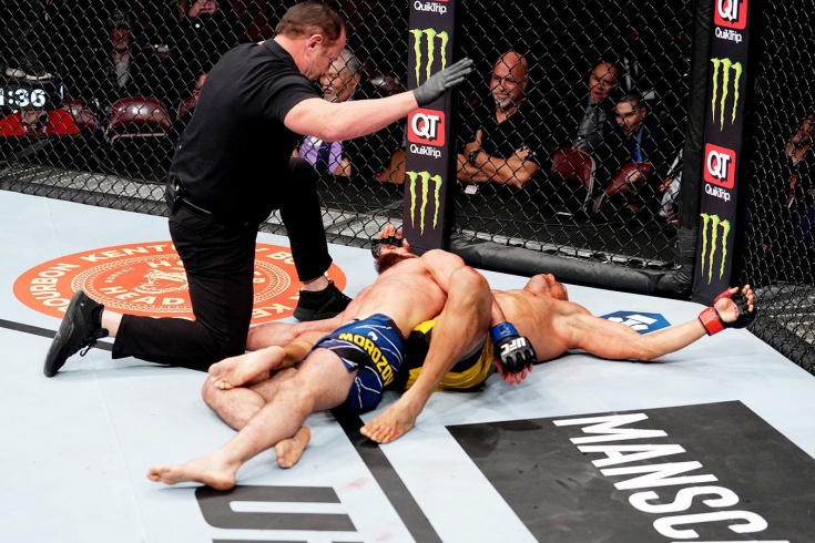 UFC 271: Сергей Морозов проиграл Дугласу Сильве де Андраде удушающим приемом во втором раунде
