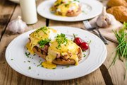 Как приготовить яйца бенедикт: пошаговый рецепт от бренд-шефа