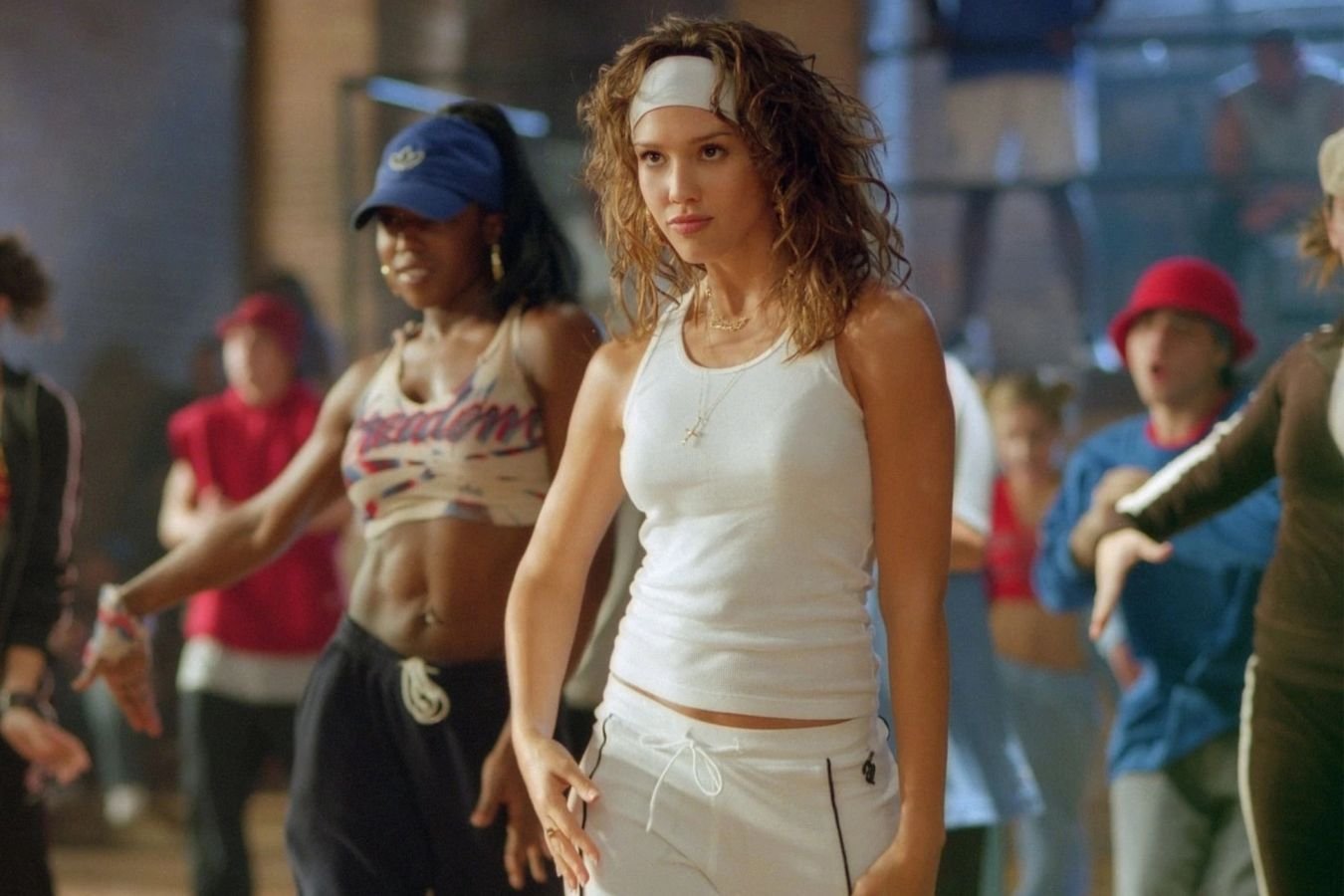 Спортивная мода нулевых вернулась в тренды