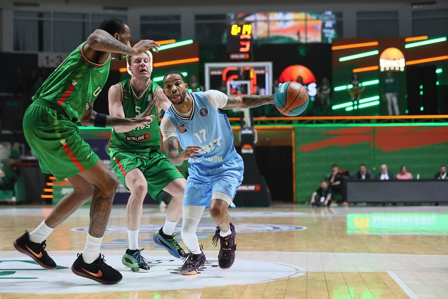 Ксавьер Мун в окружении игроков УНИКСа